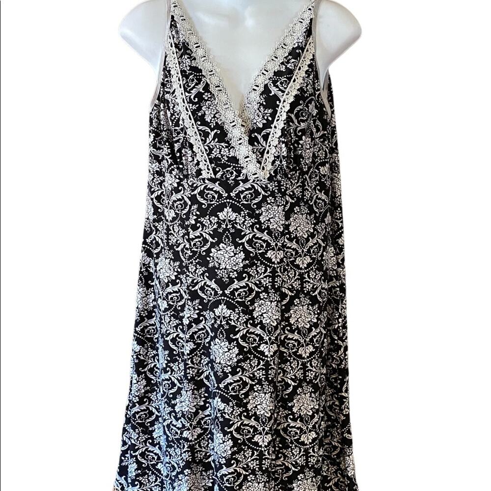Delicates Womens Large Black and White Floral Short Nightgown